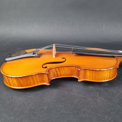 Lot comprenant : 1 violon portant une étiquette...