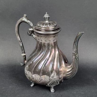Ancienne cafetière en métal argenté à côtes...