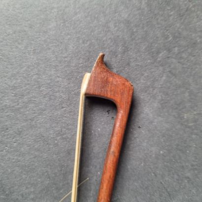 Lot comprenant : 1 violon portant une étiquette...