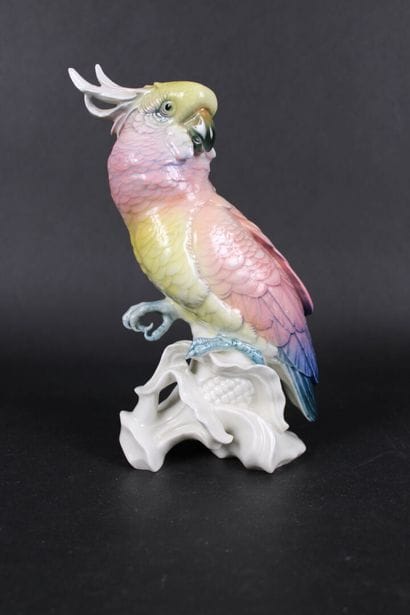 KARL ENS. Cacatoès rose, sujet en porcelaine...