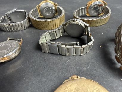 Lot comprenant : 5 montres mécaniques, diverses...