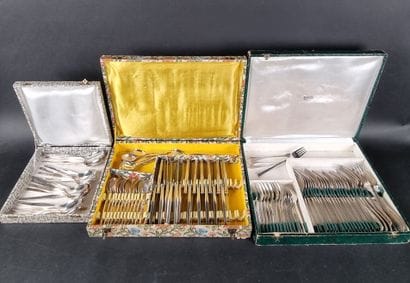 Partie de ménagère en métal argenté, modèle...