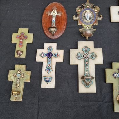 Ensemble de 12 bénitiers, diverses formes,...