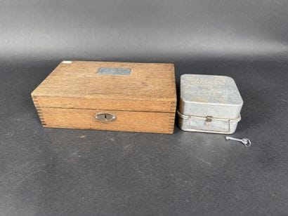 Lot comprenant : 1 boîte en chêne avec plaque...
