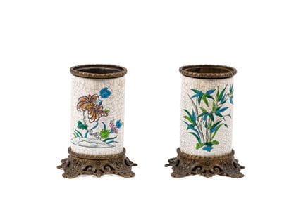 Paire de vases rouleaux en faïence polychrome...