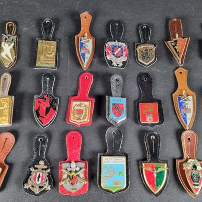 Lot de 30 insignes militaires et 1 médaille...