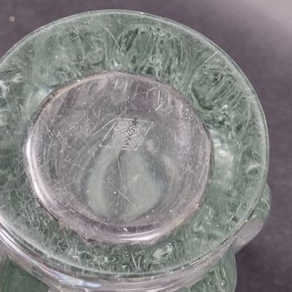 VANNES. Grand vase en cristal à décor de...