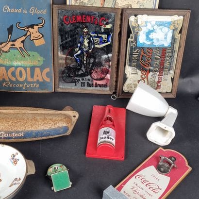 Manette : lot d'objets modernes en carton...
