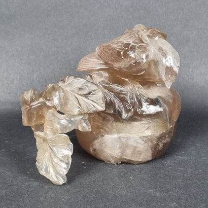 CHINE. Bonbonnière en agate sculpté, le couvercle...