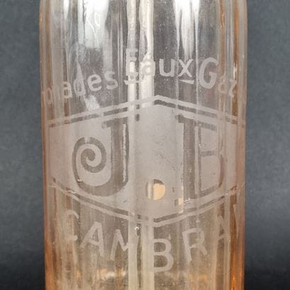 Bouteille siphon en verre orangé marquée...
