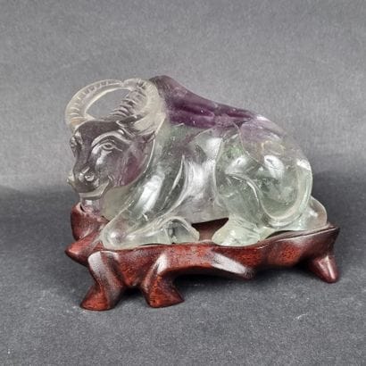 Buffle couché, sculpture en tourmaline, socle...