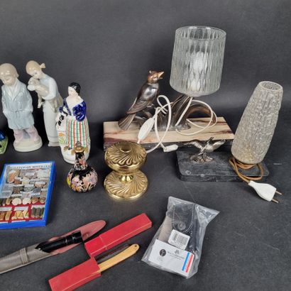 Manette : lot d'objets en carton comprenant...