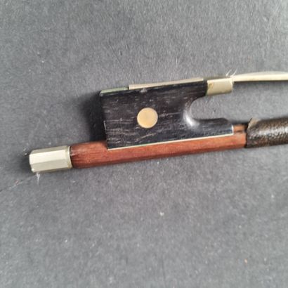 Lot comprenant : 1 violon portant une étiquette...