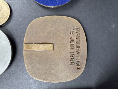 Lot de 16 médailles diverses en métal, cuivre...