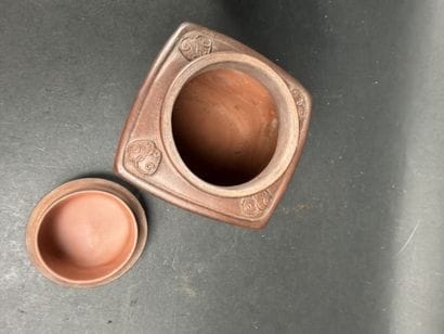 Lot comprenant : 1 boîte à thé couverte en...