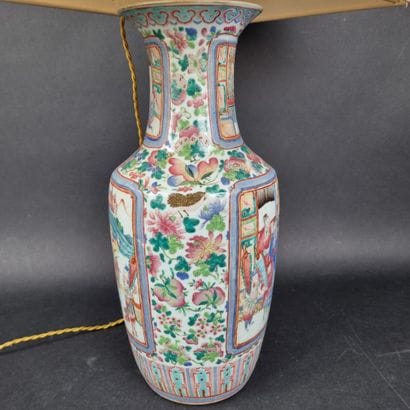 Vase de forme balustre en porcelaine émaillé...