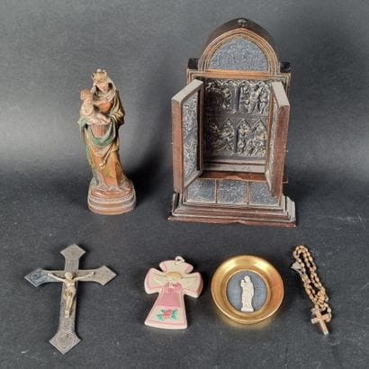 Lot d'objets religieux comprenant : 2 crucifix...