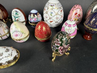 Lot de 15 œufs décoratifs, diverses matières...
