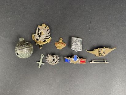 Lot comprenant : 7 insignes militaires divers,...