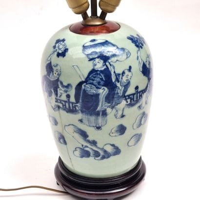 Lampe formée d'un vase en porcelaine émaillée...