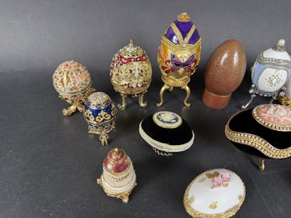 Lot de 15 œufs décoratifs, diverses matières,...