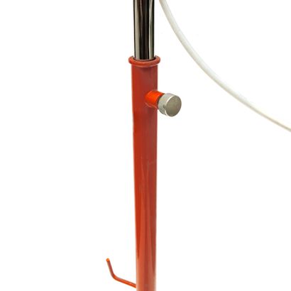 LAMPADAIRE in orange metal. Work of the 70s....