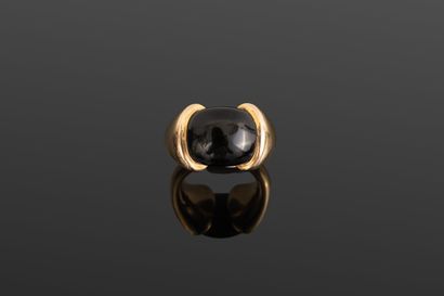 Bague en or jaune creux 750‰ ornée d'un cabochon...