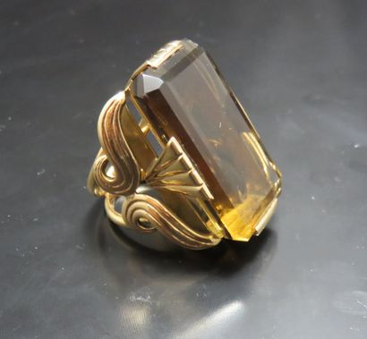 Bague en or 750‰, ornée d'un important quartz...
