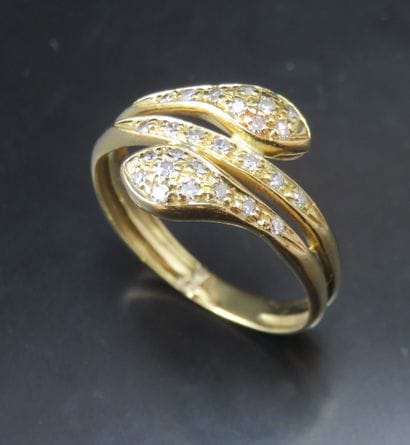 Bague en or 750‰, à trois brins stylisant...