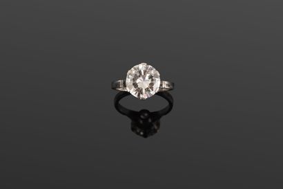 Bague solitaire en platine, ornée d'un diamant...