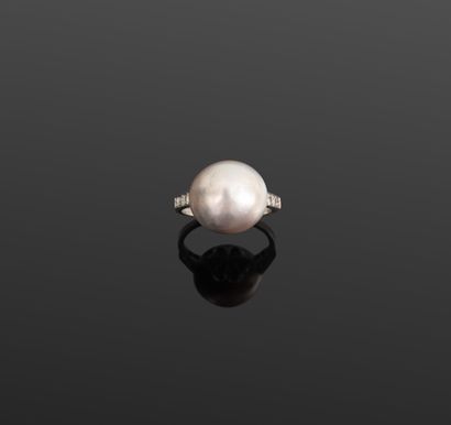 Bague en platine 950‰ ornée d'une perle fine...