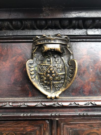 Petit cabinet en placage de ronce de noyer...