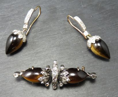 Demi-parure composée d'une paire de pendants...