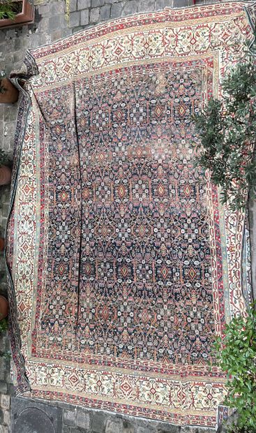 AGRA. India, 19th century
Large Indian carpet,...