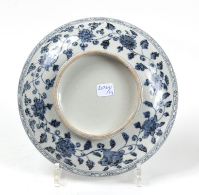Coupe sur pied en porcelaine à décor en camaïeu...