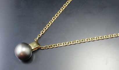 Pendentif perle grise, monture en or 585‰...