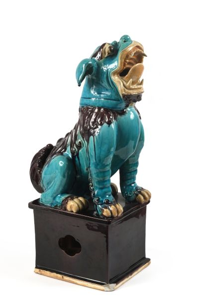 Chien de Fô en porcelaine turquoise et aubergine...
