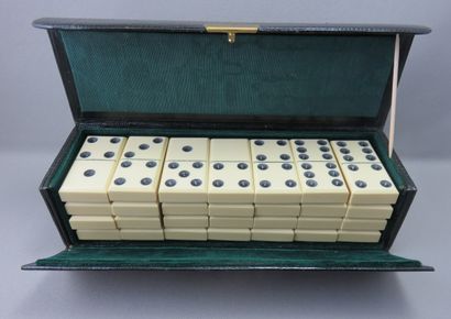 Coffret de 28 dominos en os, l'étui gainé...