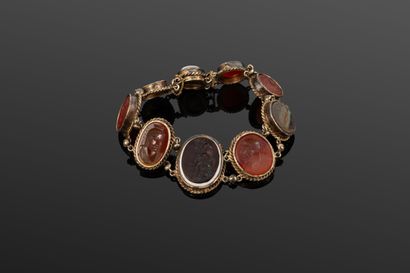 Bracelet en or 750‰ et argent 800‰ orné d'intailles...