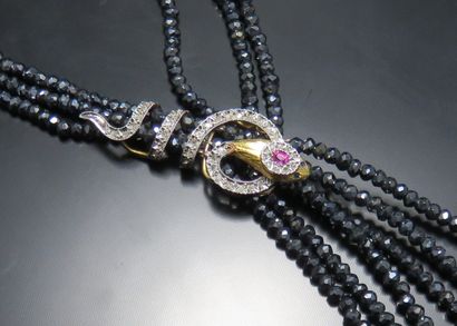 Collier trois rangs composé de viroles facettées...