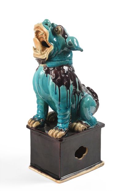 Chien de Fô en porcelaine turquoise et aubergine...