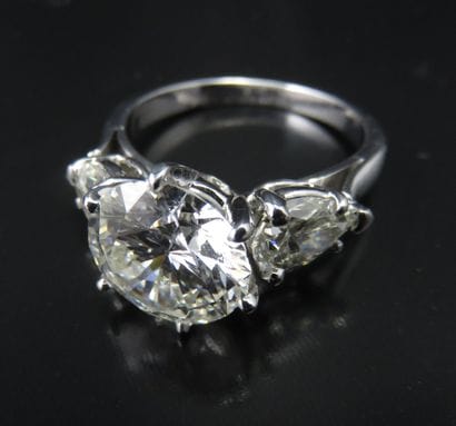 Bague en or gris 750‰ et platine, ornée d'un...