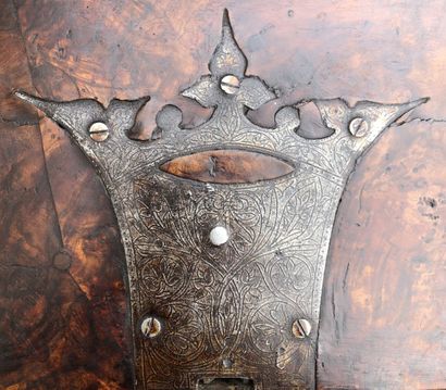 Petit cabinet en placage de ronce de noyer...