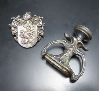 Lot composé d'une broche en argent, en écusson...
