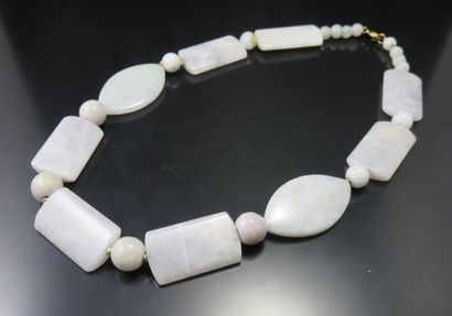 Collier en jade composé d'une suite d'éléments...