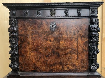 Petit cabinet en placage de ronce de noyer...