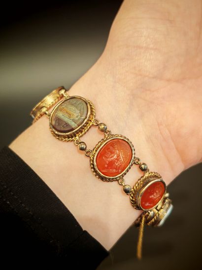 Bracelet en or 750‰ et argent 800‰ orné d'intailles...