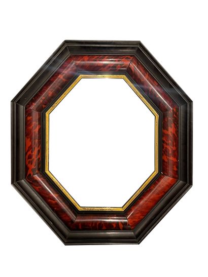 Cadre octogonal en ébène, corne teintée rouge...