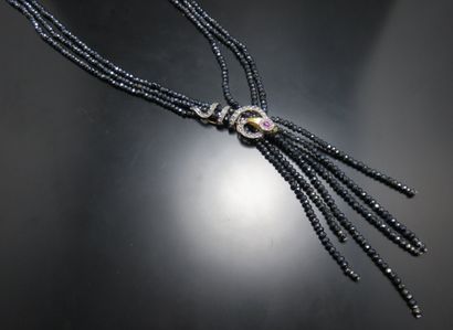 Collier trois rangs composé de viroles facettées...