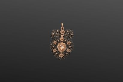 Pendentif en or 750‰ figurant une croix normande...
